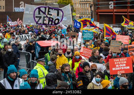 Rund 100,000 Demonstranten nehmen am COP26 Global Day of Action for Climate Justice March am 6. November 2021 in Glasgow Teil Stockfoto