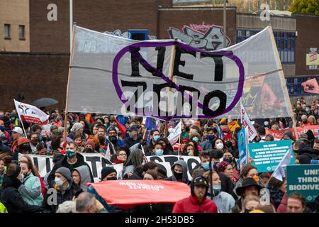 Rund 100,000 Demonstranten nehmen am COP26 Global Day of Action for Climate Justice March am 6. November 2021 in Glasgow Teil Stockfoto