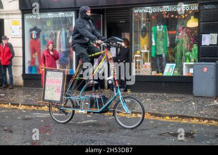 Rund 100,000 Demonstranten nehmen am COP26 Global Day of Action for Climate Justice March am 6. November 2021 in Glasgow Teil Stockfoto