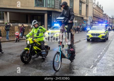 Rund 100,000 Demonstranten nehmen am COP26 Global Day of Action for Climate Justice March am 6. November 2021 in Glasgow Teil Stockfoto