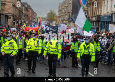 Rund 100,000 Demonstranten nehmen am COP26 Global Day of Action for Climate Justice March am 6. November 2021 in Glasgow Teil Stockfoto