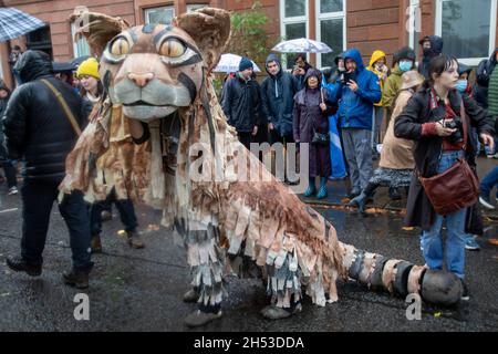 Rund 100,000 Demonstranten nehmen am COP26 Global Day of Action for Climate Justice March am 6. November 2021 in Glasgow Teil Stockfoto