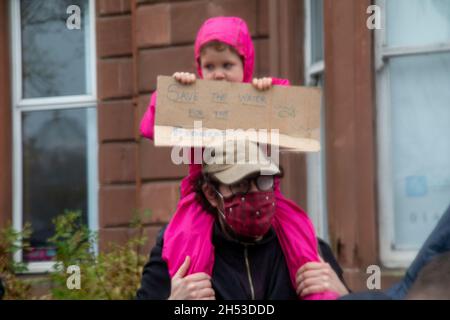 Rund 100,000 Demonstranten nehmen am COP26 Global Day of Action for Climate Justice March am 6. November 2021 in Glasgow Teil Stockfoto