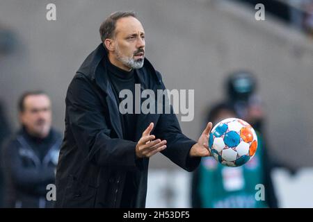 Stuttgart, Deutschland. November 2021. Fußball: Bundesliga, VfB Stuttgart - Arminia Bielefeld, Matchday 11, Mercedes-Benz Arena. Stuttgarter Trainer Pellegrino Matarazzo wirft einen Ball. Kredit: Tom Weller/dpa - WICHTIGER HINWEIS: Gemäß den Bestimmungen der DFL Deutsche Fußball Liga und/oder des DFB Deutscher Fußball-Bund ist es untersagt, im Stadion und/oder vom Spiel aufgenommene Fotos in Form von Sequenzbildern und/oder videoähnlichen Fotoserien zu verwenden oder zu verwenden./dpa/Alamy Live News Stockfoto