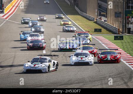 Bahrain. November 2021. START des RENNENS, ABFAHRT, während der 8 Stunden von Bahrain, 6. Runde der 2021 FIA World Endurance Championship, FIA WEC, auf dem Bahrain International Circuit, vom 4. Bis 6. November 2021 in Sakhir, Bahrain - Foto: Francois Flamand/DPPI/LiveMedia Kredit: Independent Photo Agency/Alamy Live News Stockfoto