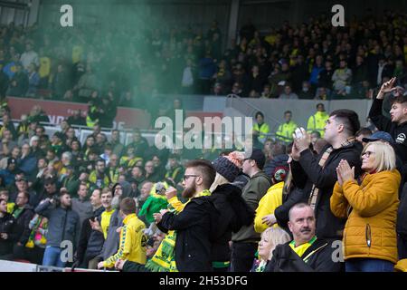 London, Großbritannien. November 2021. Norwich-Fans feiern das erste Tor des Spiels, das Mathias Normann aus Norwich City während des Premier League-Spiels zwischen Brentford und Norwich City am 6. November 2021 im Brentford Community Stadium in London, England, erzielte. (Foto von Mick Kearns/phcimages.com) Credit: PHC Images/Alamy Live News Stockfoto