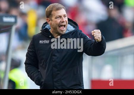 Stuttgart, Deutschland. November 2021. Fußball: Bundesliga, VfB Stuttgart - Arminia Bielefeld, Matchday 11, Mercedes-Benz Arena. Bielefelds Trainer Frank Kramer zeigt Gesten. Kredit: Tom Weller/dpa - WICHTIGER HINWEIS: Gemäß den Bestimmungen der DFL Deutsche Fußball Liga und/oder des DFB Deutscher Fußball-Bund ist es untersagt, im Stadion und/oder vom Spiel aufgenommene Fotos in Form von Sequenzbildern und/oder videoähnlichen Fotoserien zu verwenden oder zu verwenden./dpa/Alamy Live News Stockfoto