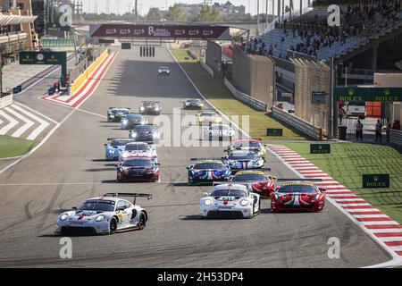 Bahrain. November 2021. START des RENNENS, ABFAHRT, während der 8 Stunden von Bahrain, 6. Runde der 2021 FIA World Endurance Championship, FIA WEC, auf dem Bahrain International Circuit, vom 4. Bis 6. November 2021 in Sakhir, Bahrain - Foto: Francois Flamand/DPPI/LiveMedia Kredit: Independent Photo Agency/Alamy Live News Stockfoto