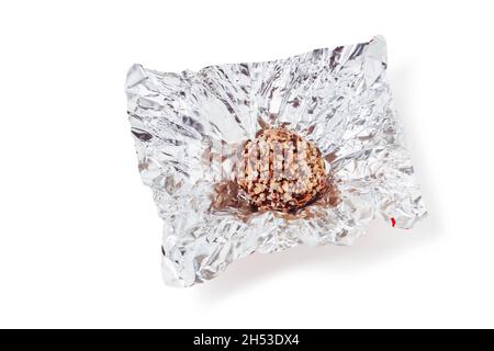 Trüffel-Zuckerrohr in ungefalteten Wrapper isoliert auf weiß Stockfoto
