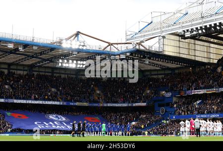 London, Großbritannien, 6. November 2021. Die Spieler stehen für eine Minute Stille für den Remebrance Day während des Spiels der Premier League in Stamford Bridge, London. Bildnachweis sollte lauten: Darren Staples / Sportimage Stockfoto