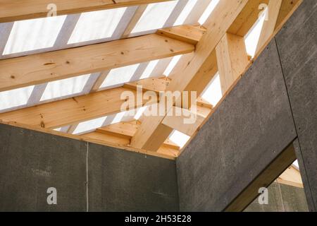 Ein Dachsparren, das im Bau ist. Die Aufnahme stammt aus dem Inneren des Hauses. Nahaufnahme Stockfoto