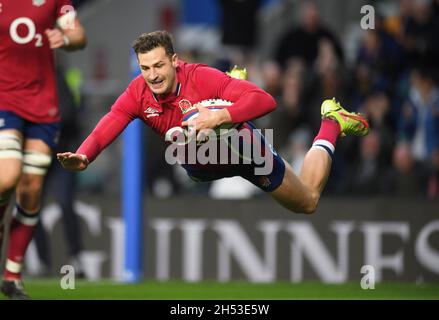 London, Großbritannien. November 2021. 06. November 2021 - England gegen Tonga - Autumn International - Twickenham Stadium der englische Jonny May fliegt durch die Luft und versucht England beim Spiel der Autumn Internationals im Twickenham Stadium, London. Bildnachweis: © Mark Pain / Alamy Live Nachrichtengutschein: Mark Pain/Alamy Live News Stockfoto