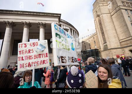 Manchester, Großbritannien. November 2021. COP 26 Protest Manchester.Demonstranten versammelten sich zum marsch auf dem St. Peter's Square in Manchester, Großbritannien. Der Protest fand auf dem Petersplatz statt (dem Ort des Massakers von Peterloo im Jahr 1819, an dem während der industriellen Revolution Industriearbeiter protestierten). Menschen versammelten sich weltweit, um radikale Maßnahmen gegen den Klimawandel und die Klimagerechtigkeit zu fordern während der COP 26 in Glasgow, Großbritannien, sind in ganz Manchester und auf der ganzen Welt Protesttage geplant. Picture garyroberts/worldwidefeatures.com Quelle: GARY ROBERTS/Alamy Live News Stockfoto