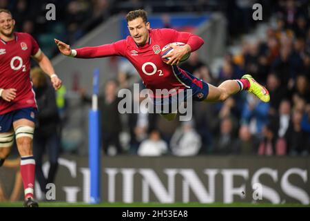 London, Großbritannien. November 2021. 06. November 2021 - England gegen Tonga - Autumn International - Twickenham Stadium der englische Jonny May fliegt durch die Luft und versucht England beim Spiel der Autumn Internationals im Twickenham Stadium, London. Bildnachweis: © Mark Pain / Alamy Live Nachrichtengutschein: Mark Pain/Alamy Live News Stockfoto