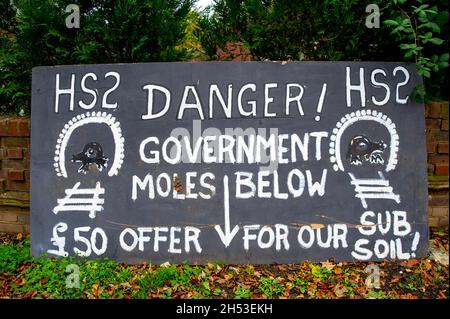 The Chalfonts, Großbritannien. November 2021. Ein HS2 Danger Government Moles unten, £50 bieten wir unser Unterbodenschild vor einem Haus in den Chalfonts an. HS2 zerstört Teile der Chalfonts und der Chilterns für die Hochgeschwindigkeitsbahn von London nach Birmingham. Unterdessen bleiben Anti-HS2-Aktivisten, darunter Daniel Hooper, bekannt als Swampy, im Kriegslager Wendover Active Resistance am Stadtrand von Wendover tief in unterirdischen Tunneln vergraben, um gegen HS2 zu protestieren. Quelle: Maureen McLean/Alamy Live News Stockfoto