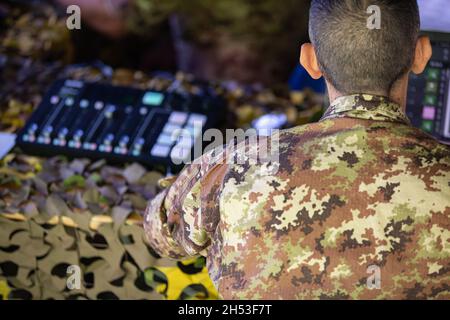 Soldat, spezialisiert auf militärische Funkkommunikation in einem Militärzelt. Stockfoto