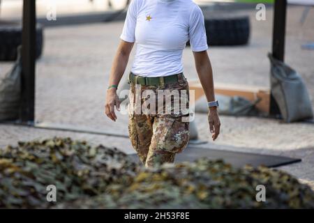 Detail der Beine eines Soldaten: Mit der Camouflage-Hose bereit für Übungen. Stockfoto