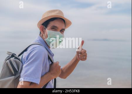 Die Leute tragen eine medizinische Maske und machen die Fahrt auf dem Sicherheitscovid19 Stockfoto