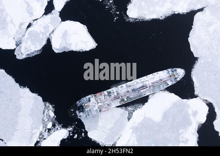 Das Schiff liegt im Meer zwischen dem Eis. Stockfoto