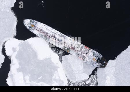 Das Schiff liegt im Meer zwischen dem Eis. Stockfoto