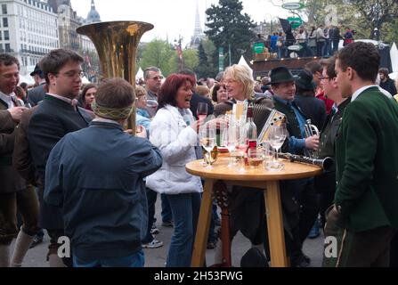 Wien, Österreich. 12. April 2008. Steiermark Dorf am Wiener Rathausplatz. Eine Frau spielt das Knopfakkordeon Stockfoto