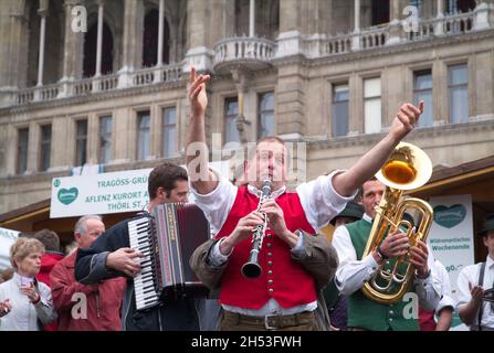 Wien, Österreich. 12. April 2008. Steiermark Dorf am Wiener Rathausplatz. Volksmusikgruppe mit Showprogramm Stockfoto