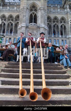 Wien, Österreich. 12. April 2008. Steiermark Dorf am Wiener Rathausplatz. Alphornspieler vor dem Wiener Rathaus Stockfoto