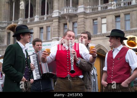 Wien, Österreich. 12. April 2008. Steiermark Dorf am Wiener Rathausplatz. Volksmusikgruppe mit Showprogramm Stockfoto