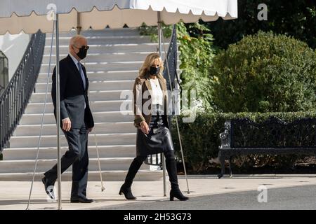 Washington, Vereinigte Staaten. November 2021. Der US-Präsident Joe Biden und die First Lady Dr. Jill Biden verlassen das Weiße Haus in Washington, DC, um am 6. November 2021 nach Rehoboth Beach, Delaware, zu reisen. Quelle: Chris Kleponis/Pool via CNP/dpa/Alamy Live News Stockfoto