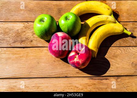 Mischung der Früchte auf einem Holztisch Stockfoto