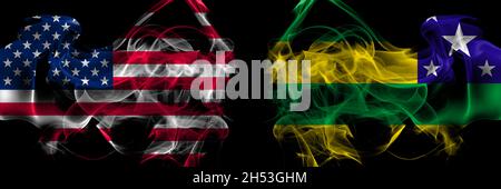 Vereinigte Staaten von Amerika gegen Brasilien, Brasilianer, Sergipe Rauchflaggen nebeneinander platziert Stockfoto