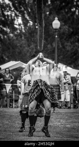 Caber Toss - 2016 Utah Scottish Festival und Highland Games Stockfoto