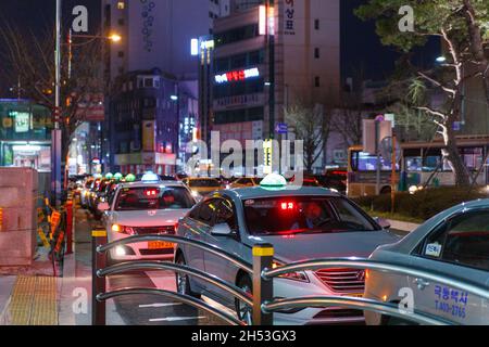 Busan, Südkorea - 24. März 2016: Nächtliche Stadtstraße mit stehendem Taxi. Stockfoto