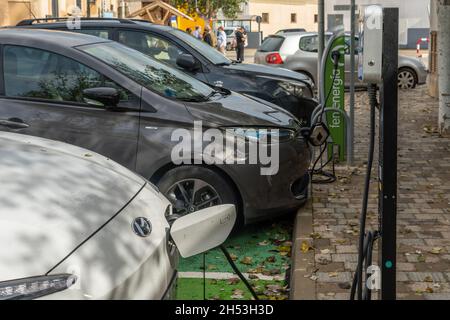 Porreres, Spanien; oktober 31 2021: Nahaufnahme eines weißen Hyundai-Elektroautos an einer elektrischen Ladestelle, an der die Batterie geladen wird. Erneuerbare Energie Stockfoto