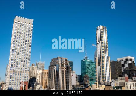 Blick auf die Skyline von Manhattan von einem Murray Hill Apartment-Dach aus, New York City, USA Stockfoto