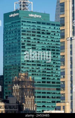 Salesforce Building aus der Sicht eines Murray Hill Apartment Rooftop, New York City, USA Stockfoto