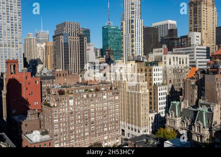 Blick auf die Skyline von Manhattan von einem Murray Hill Apartment-Dach aus, New York City, USA Stockfoto