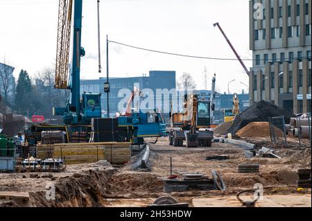 Riga, Lettland, 2. November 2021: Baustelle der neuen Stadtumgehung von Riga im Stadtteil Purvciems Stockfoto