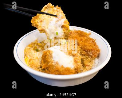 Draufsicht auf Loin Katsudon mit Ei auf schwarz isoliert, Ein japanisches Essen Stockfoto