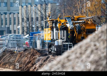 Riga, Lettland, 2. November 2021: Baustelle der neuen Stadtumgehung von Riga im Stadtteil Purvciems Stockfoto