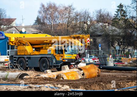 Riga, Lettland, 2. November 2021: Baustelle der neuen Stadtumgehung von Riga im Stadtteil Purvciems Stockfoto