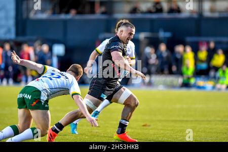 London, Großbritannien. November 2021. London, Großbritannien. November 2021. Ben Earl of Saracens drückt am 6. November 2021 im StoneX Stadium, London, England, mit dem Ball in den Saracens und London Irish nach vorne. Foto von Phil Hutchinson. Nur zur redaktionellen Verwendung, Lizenz für kommerzielle Nutzung erforderlich. Keine Verwendung bei Wetten, Spielen oder Veröffentlichungen einzelner Clubs/Vereine/Spieler. Kredit: UK Sports Pics Ltd/Alamy Live Nachrichten Stockfoto