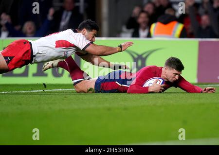 Der englische Ben Youngs erzielt beim Spiel der Autumn Internationals im Twickenham Stadium, London, den sechsten Versuch seiner Spielmannschaft. Bilddatum: Samstag, 6. November 2021. Siehe PA Story RUGBYU England. Bildnachweis sollte lauten: Adam Davy/PA Wire. EINSCHRÄNKUNGEN: Die Nutzung unterliegt Einschränkungen. Nur redaktionelle Verwendung, keine kommerzielle Nutzung ohne vorherige Zustimmung des Rechteinhabers. Stockfoto