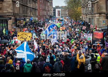 Glasgow, Großbritannien. November 2021. Der Globale Aktionstag zieht Tausende von Demonstranten des Klimawandels in die Stadt. Aus dem Protest werden Bewegungen gegen die führenden Politiker der Welt mobilisiert, die am COP26-Klimagipfel teilnehmen. Kredit: Andy Barton/Alamy Live Nachrichten Stockfoto