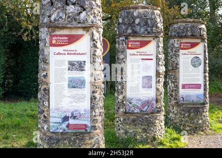 Besucherinformationen auf drei vertikalen Säulen über die römischen Stadtmauern von Silchester (Calleva Atrebatum). Hampshire, Großbritannien Stockfoto