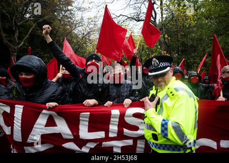 Glasgow, Großbritannien. November 2021. Die Young Communist League wartet auf den Beginn des Global Day of Action. ÊThe Protest mobilisiert Bewegungen gegen die führenden Politiker der Welt, die am COP26-Klimagipfel teilnehmen. Kredit: Andy Barton/Alamy Live Nachrichten Stockfoto