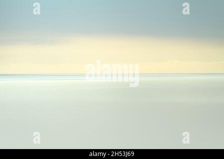 Minimalistischer Blick über den Solent von Milford on Sea an Einem ruhigen, noch friedlichen Tag, Großbritannien Stockfoto