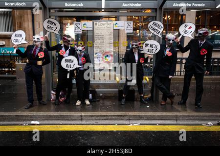 Glasgow, Großbritannien. November 2021. Während des Global Day of Action stehen Demonstranten, die als Ratten in Anzügen verkleidet sind, mit Plakaten.ÊThe Protest mobilisiert Bewegungen gegen die führenden Politiker der Welt, die am COP26-Klimagipfel teilnehmen. Kredit: Andy Barton/Alamy Live Nachrichten Stockfoto