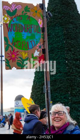 Bournemouth, Dorset, Großbritannien. November 2021. Demonstration und marsch in Bournemouth, während die COP26 Coalition einen globalen Aktionstag fordert, während die UN-Klimakonferenz, die COP26, in Glasgow stattfindet. In vielen Städten und Städten des Landes finden Demonstrationen statt, um die Botschaft zu vermitteln, dass wir jetzt Maßnahmen gegen den Klimawandel brauchen! Quelle: Carolyn Jenkins/Alamy Live News Stockfoto