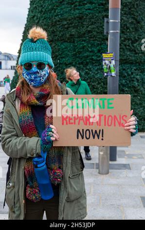 Bournemouth, Dorset, Großbritannien. November 2021. Demonstration und marsch in Bournemouth, während die COP26 Coalition einen globalen Aktionstag fordert, während die UN-Klimakonferenz, die COP26, in Glasgow stattfindet. In vielen Städten und Städten des Landes finden Demonstrationen statt, um die Botschaft zu vermitteln, dass wir jetzt Maßnahmen gegen den Klimawandel brauchen! Quelle: Carolyn Jenkins/Alamy Live News Stockfoto